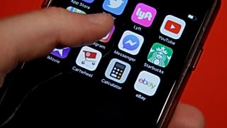 تطبيقات لمواقع تواصل اجتماعي على هاتف ذكي.
