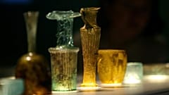 ظروف عتیقه به نمایش درآمده