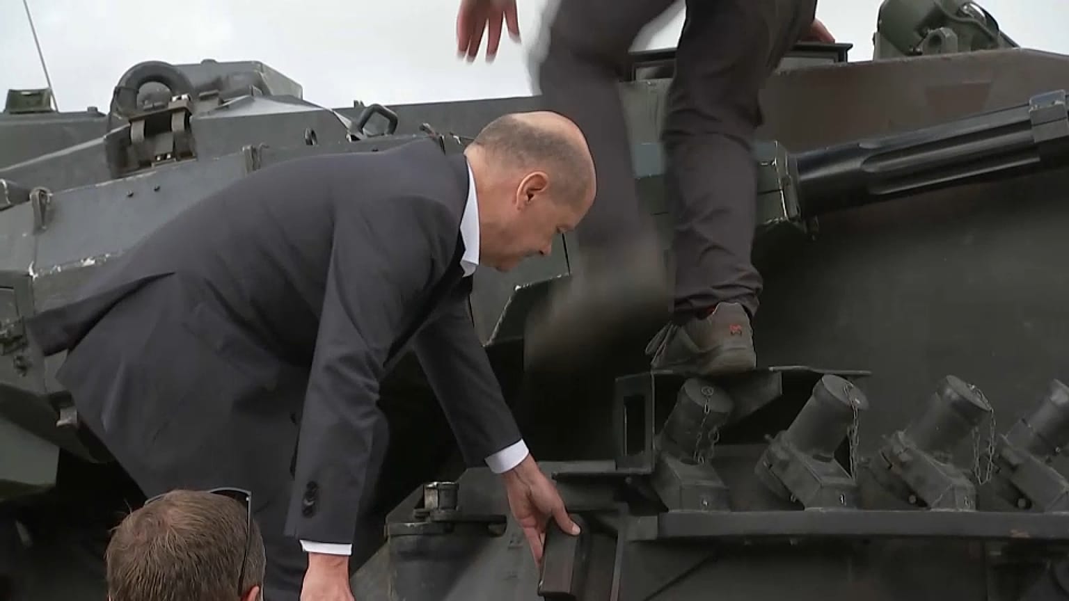 Olaf Scholz klettert auf den Flakpanzer