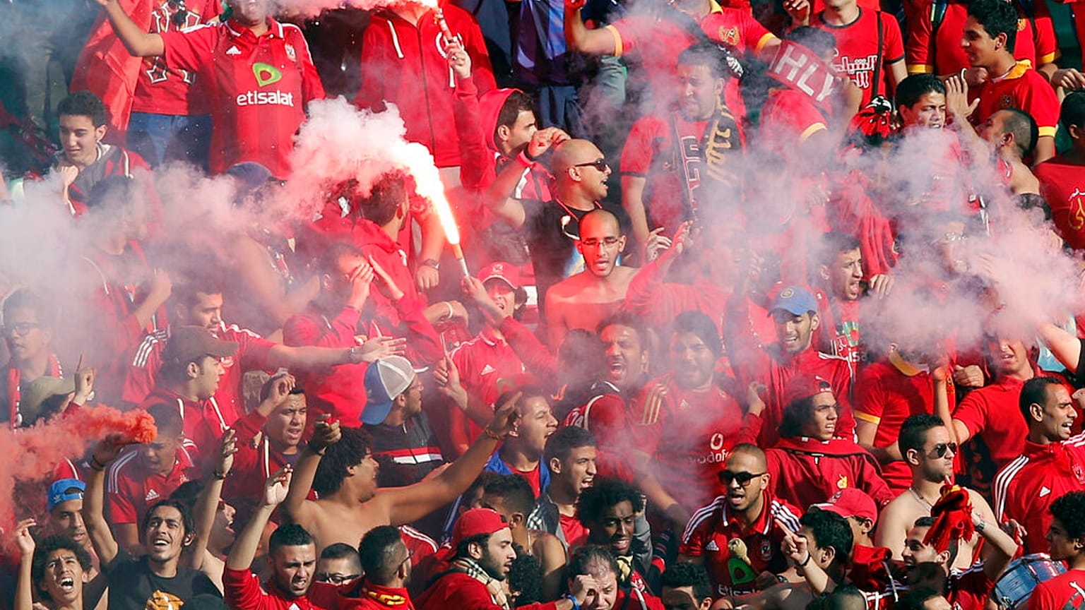 مشجعو الأهلي خلال مباراتهم في بطولة كأس العالم للأندية لكرة القدم ضد جوانجزو إيفرجراند في أكادير، المغرب، السبت 14 ديسمبر 2013.