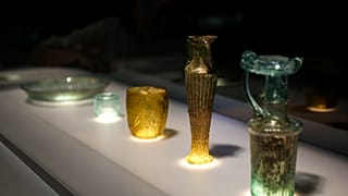 A bejrúti robbanás miatt széttört, összerakott és most kiállított üvegtárgyak a British Museumban