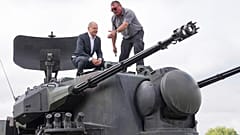 Olaf Scholz subiendo al cañón antiaéreo Gepard.