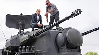 Olaf Scholz subiendo al cañón antiaéreo Gepard.