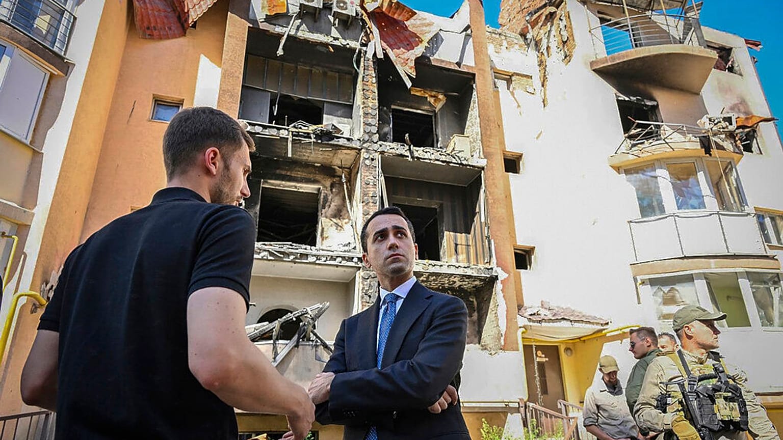 Luigi Di Maio tra i palazzi distrutti di Irpin, Ucraina