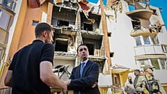 Luigi Di Maio tra i palazzi distrutti di Irpin, Ucraina