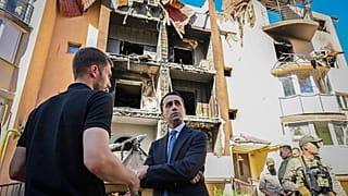 Luigi Di Maio tra i palazzi distrutti di Irpin, Ucraina