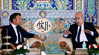 الرئيس الجزائري عبد المجيد تبون مع الرئيس الفرنسي إيمانويل ماكرون في اجتماع بصالة كبار الشخصيات بمطار الجزائر