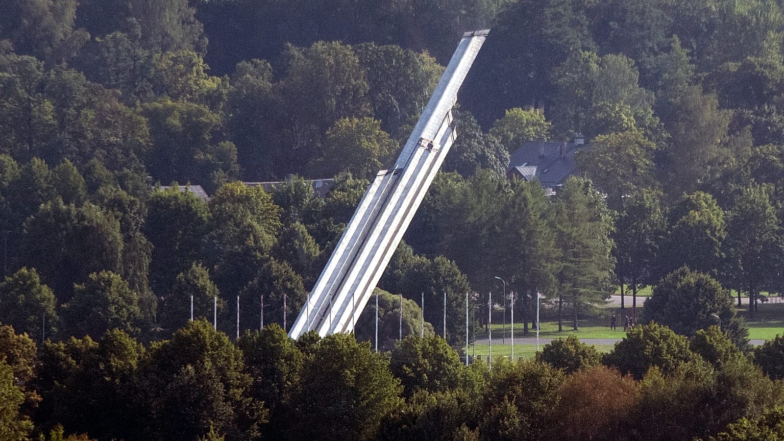 Demolición del monumento de homenaje a los soviéticos en Riga, capital de Letonia