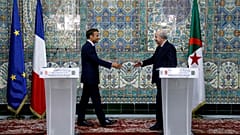 Le président français Emmanuel Macron et son homologue algérien Abdelmadjid Tebboune à Alger, le 25 août 2022.