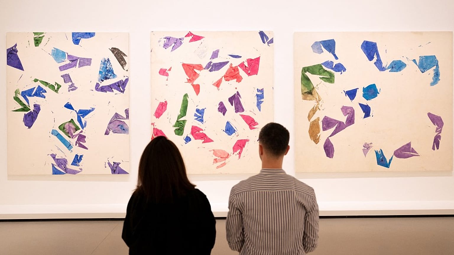 Des visiteurs observent des peintures de l'artiste abstrait franco-hongrois Simon Hantaï à la fondation Vuitton à Paris.