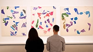 Des visiteurs observent des peintures de l'artiste abstrait franco-hongrois Simon Hantaï à la fondation Vuitton à Paris.