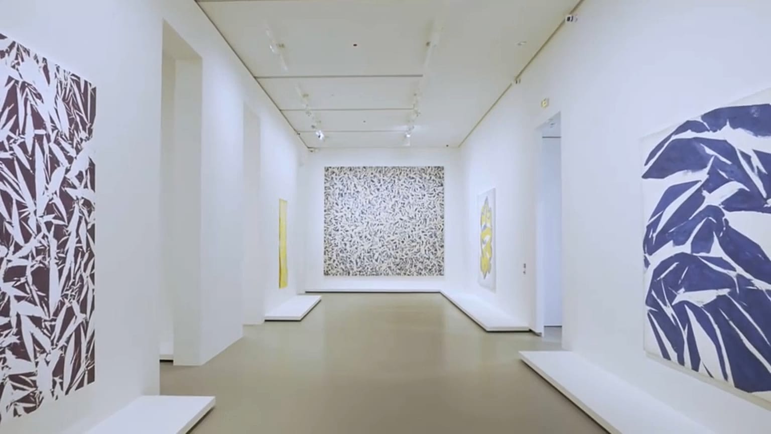 Blick in die Ausstellung der Werke Simon Hantais