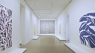 Blick in die Ausstellung der Werke Simon Hantais