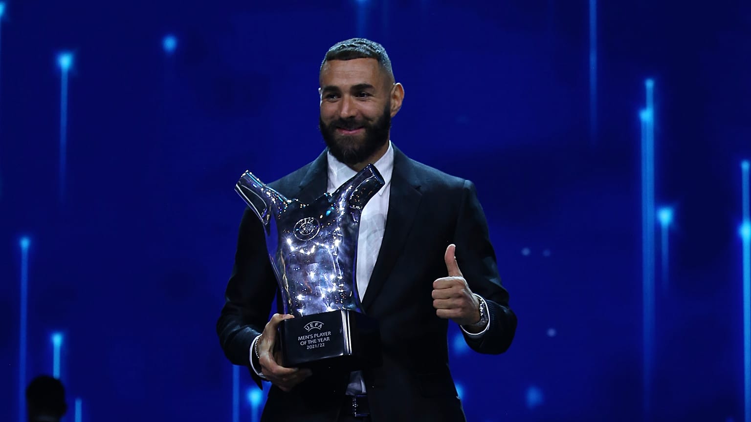 اللاعب كريم بن زيما يحمل جائزة أفضل لاعب في أوربا