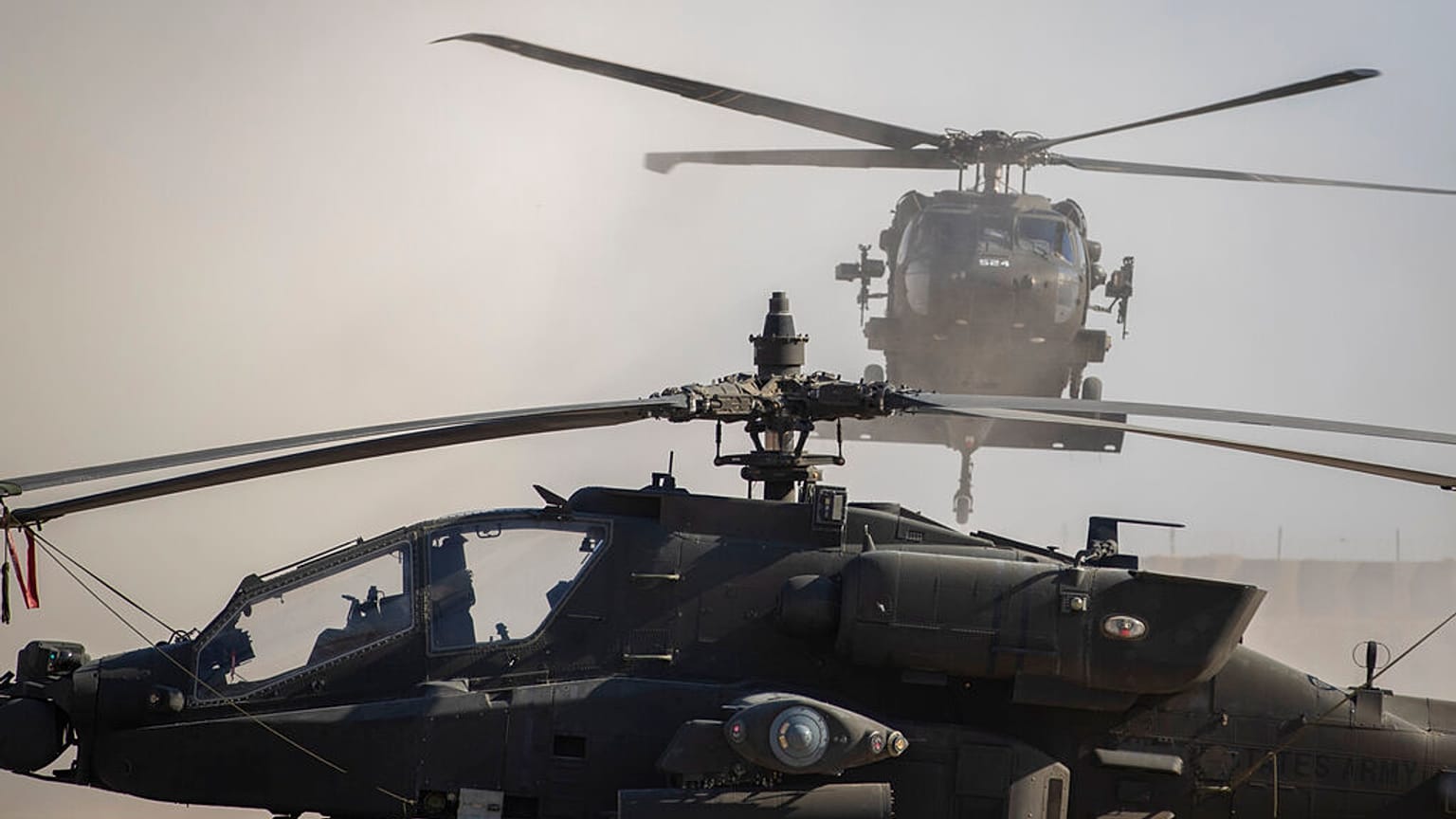 CENTCOM kuvvetleri bölgedeki İran destekli militanlara AH-64 Apache helikopterleri, AC-130 silahlı helikopterler ve M777 toplar ile saldırı düzenledi