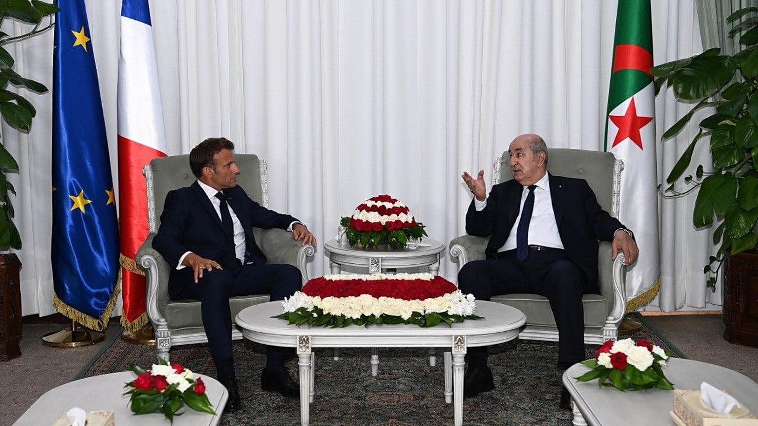 Fransa Cumhurbaşkanı Emmanuel Macron (solda), Cezayir ziyaretinde, Cumhurbaşkanı Abdulmecit Tebbun (sağda), tarafından Muradiye Sarayı'nda ağırlandı