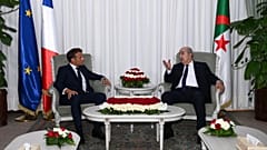 Emmanuel Macron y el presidente de Argelia, Abdelmadjid Tebboune