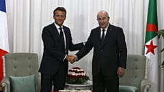 Algeriens Präsident Abdelmadjid Tebboune begrüßt seinen französischen Amtskollegen Emmanuel Macron
