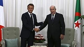 Algeriens Präsident Abdelmadjid Tebboune begrüßt seinen französischen Amtskollegen Emmanuel Macron