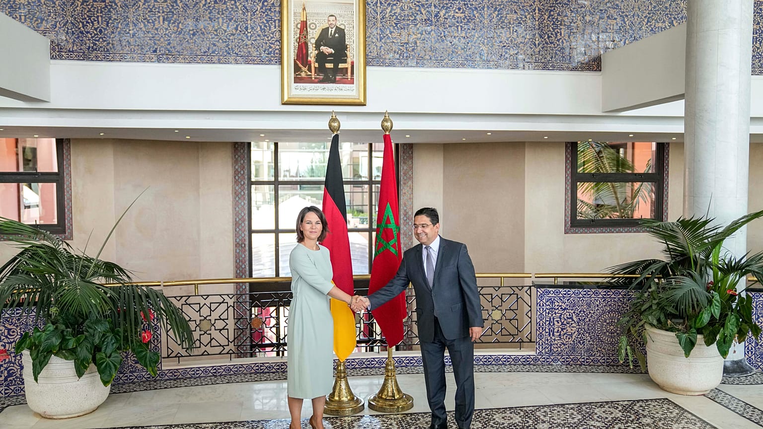 وزير الخارجية المغربي ناصر بوريطة مصافحا وزيرة الخارجية الألمانية أنالينا بيربوك 25/08/2022