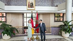 وزير الخارجية المغربي ناصر بوريطة مصافحا وزيرة الخارجية الألمانية أنالينا بيربوك 25/08/2022