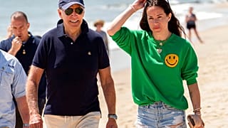 Joe Biden elnök a tengerparton sétál Ashley Biden lányával 2022 nyarán