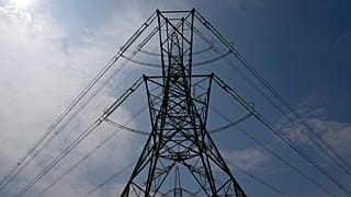 Ένας πυλώνας ηλεκτρικής ενέργειας φαίνεται στο Lydd της νότιας Αγγλίας, Δευτέρα 15 Αυγούστου 2022. 