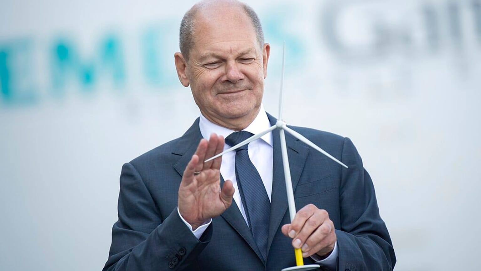 Olaf Scholz német kancellár egy szélturbina modelljével 2022. augusztus 25-én
