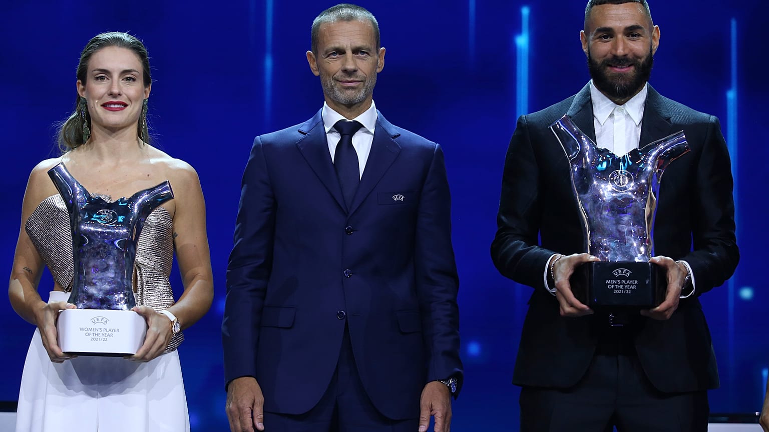 Die Gewinner*innen Alexia Putellas (l.) und Karim Benzema (r.) mit Uefa-Präsident Aleksander Čeferin (M.)