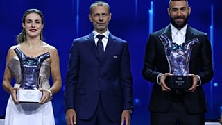 Die Gewinner*innen Alexia Putellas (l.) und Karim Benzema (r.) mit Uefa-Präsident Aleksander Čeferin (M.)