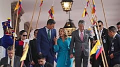 El presidente del Gobierno español, Pedro Sánchez, a la izquierda, la primera dama de Ecuador, María de Lourdes Alcivar, y el presidente Guillermo Lasso