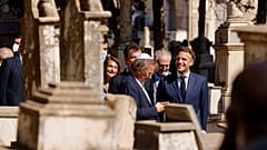 Macron durante su visita al cementerio de Saint Eugène de Argel