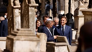 Macron durante su visita al cementerio de Saint Eugène de Argel