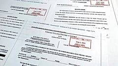 Έγγραφα που σχετίζονται με το ένταλμα έρευνας για το κτήμα Mar-a-Lago του Ντόναλντ Τραμπ στο Παλμ Μπιτς της Φλόριντα, φωτογραφίζονται την Πέμπτη, 18 Αυγούστου 2022
