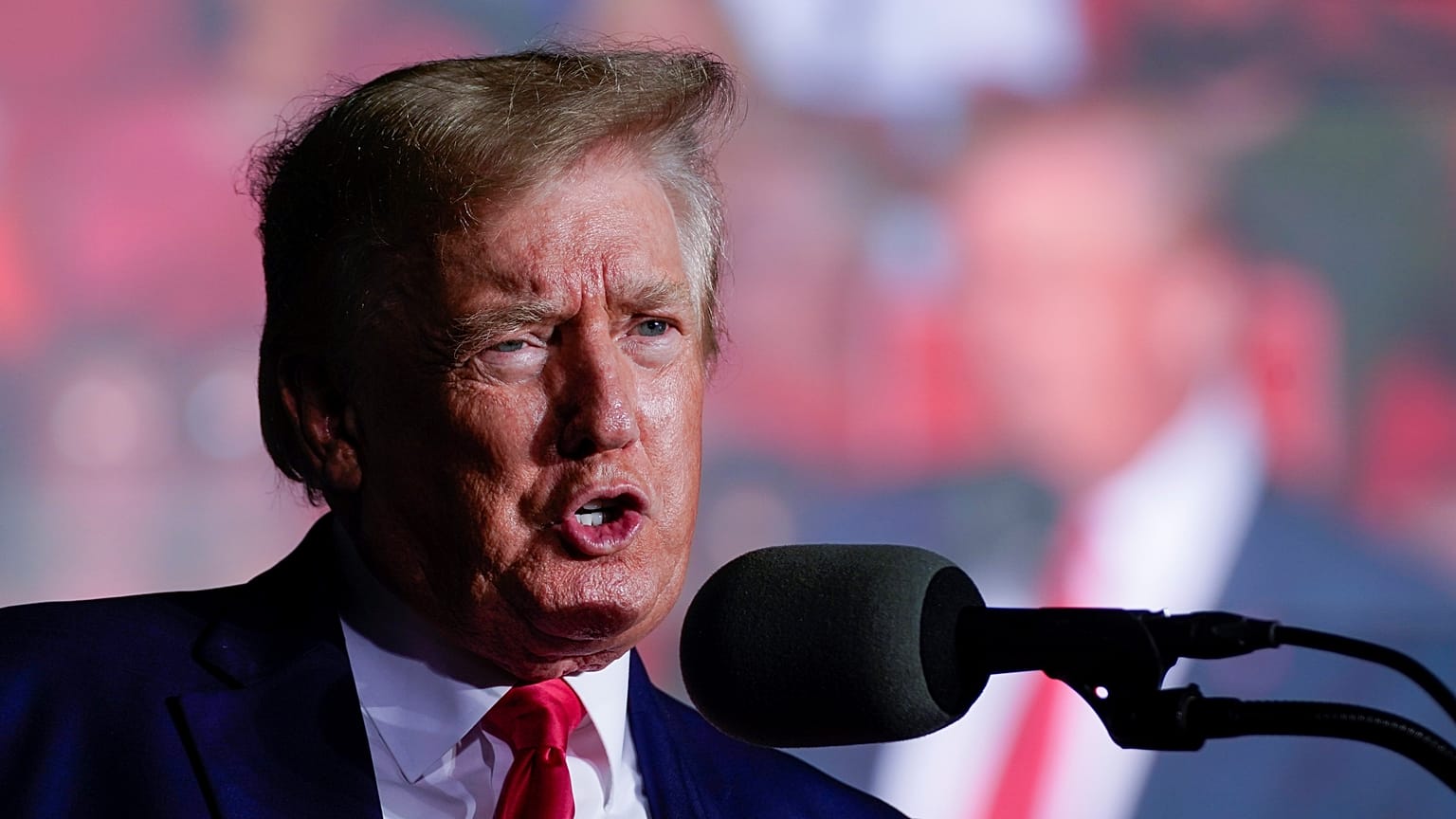 Donald Trump beszédet mond egy wisconsini nagygyűlésen, 2022. augusztus 5-én