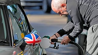 Abastecimento numa bomba de gasolina no Reino Unido