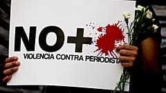ARCHIVO - Un manifestante sostiene un cartel durante una manifestación frente a la Secretaría de Gobernación en la Ciudad de México, el martes 16 de mayo de 2017.