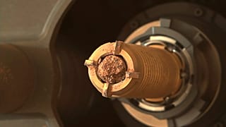 NASA, Perseverance tarafından Mars'tan toplanan kayanın fotoğrafını yayınladı 
