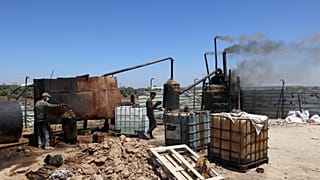 مصنع في قطاع غزة لإعادة تدوير البلاستيك عبر صهره من أجل إنتاج الوقود، 26 أغسطس 2022.