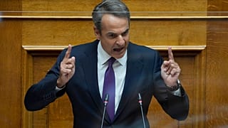 Kyriakos Miçotakis SYRIZA lideri Alexis Tsirpas ile mecliste atışırken