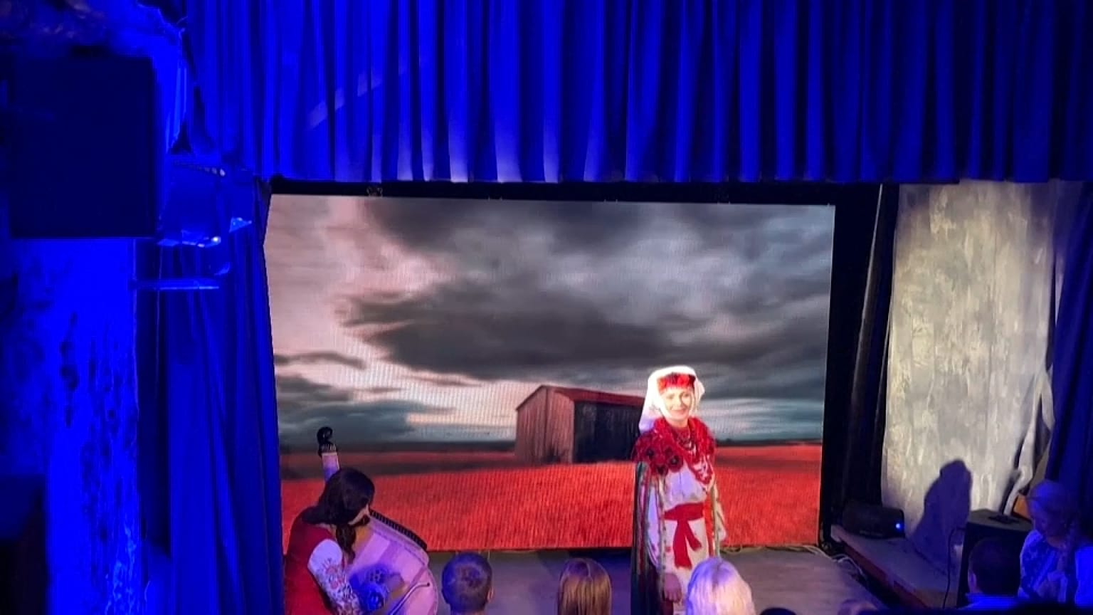 Un alivio para el alma en Ucrania: teatro en un refugio subterráneo  