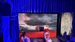 Un alivio para el alma en Ucrania: teatro en un refugio subterráneo  