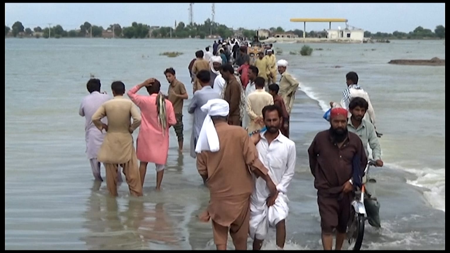 أمطار غزيرة هطلت على أجزاء كبيرة من الباكستان يومي الأربعاء والخميس الماضيين، مما أسفر عن مقتل ما لا يقل عن عشرة أشخاص، من بينهم تسعة أطفال، 26 أغسطس 2022.