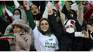 إيرانيات يحضرن مباراة كرة قدم