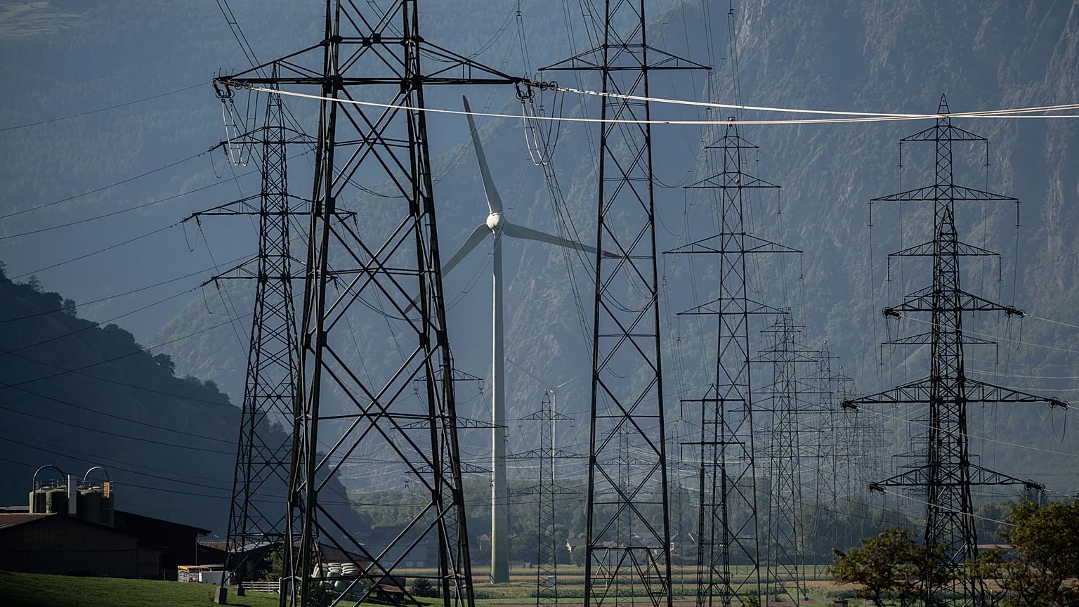 Ligne à haute tension et éolienne à Evionnaz, dans le canton suisse du Valais, le 23 août 2022