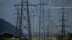 Ligne à haute tension et éolienne à Evionnaz, dans le canton suisse du Valais, le 23 août 2022
