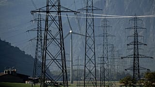 Ligne à haute tension et éolienne à Evionnaz, dans le canton suisse du Valais, le 23 août 2022