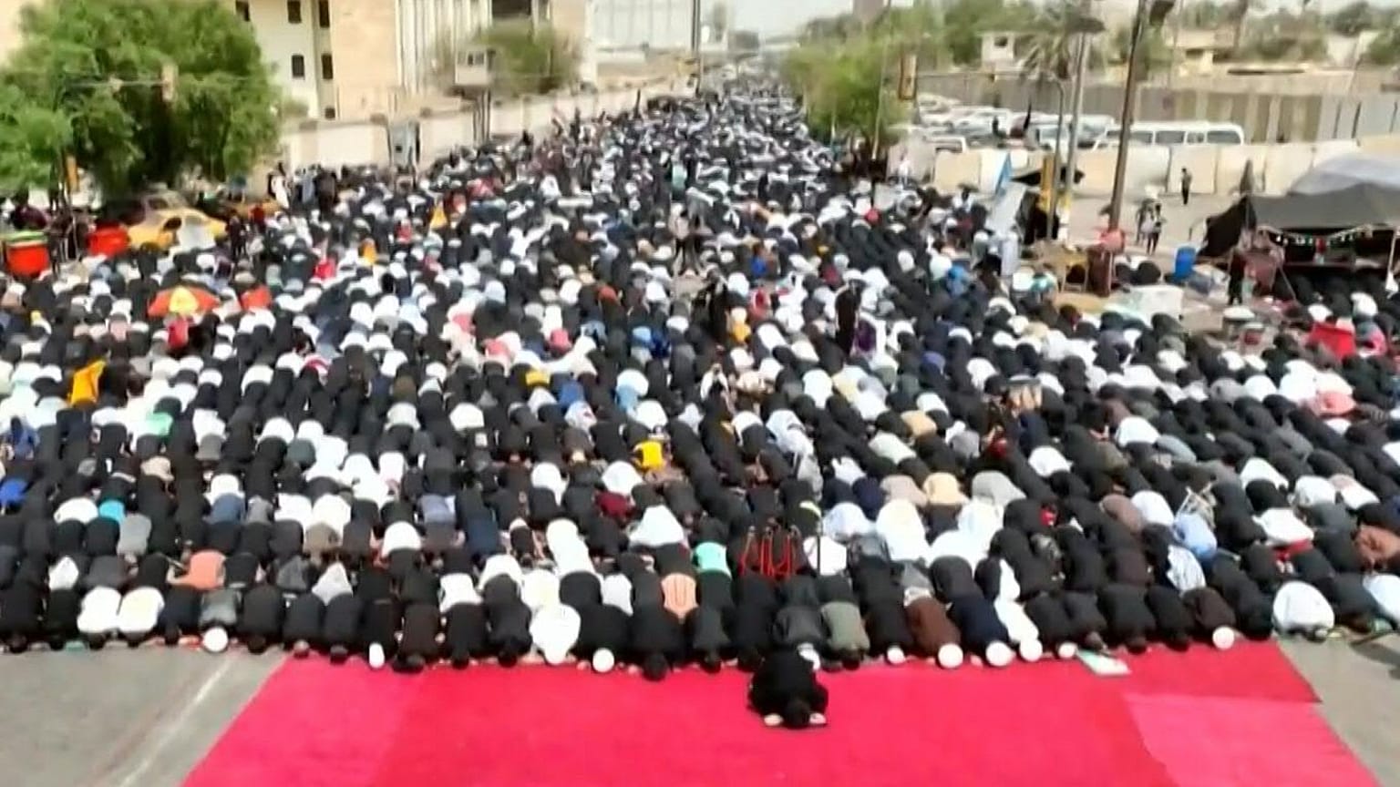 موالون للصدر يقيمون صلاة الجمعة في المنطقة الخضراء ببغداد