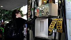 Klimaaktivistin malträtiert eine Zapfsäule
