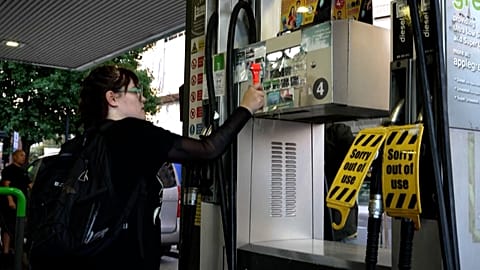 Klimaaktivistin malträtiert eine Zapfsäule